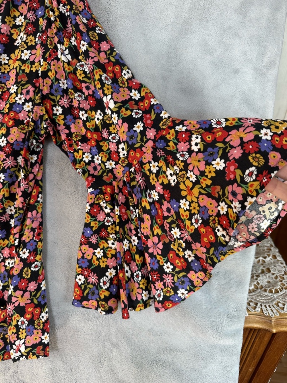 Ilanco Women's Floral Blouse Multicolor Wrap V Neck Size L Bell Sleeve Boho Top - Picture 6 of 11